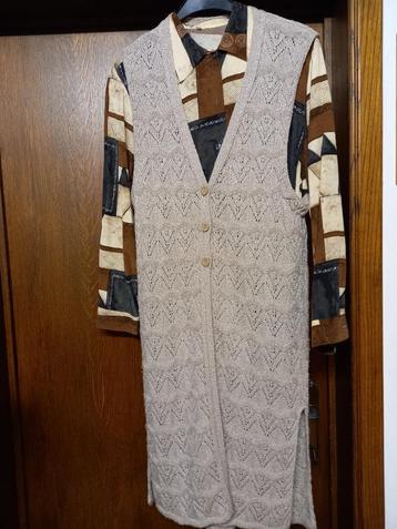 LANGE BEIGE VEST MET BIJPASSENDE BLOES beschikbaar voor biedingen