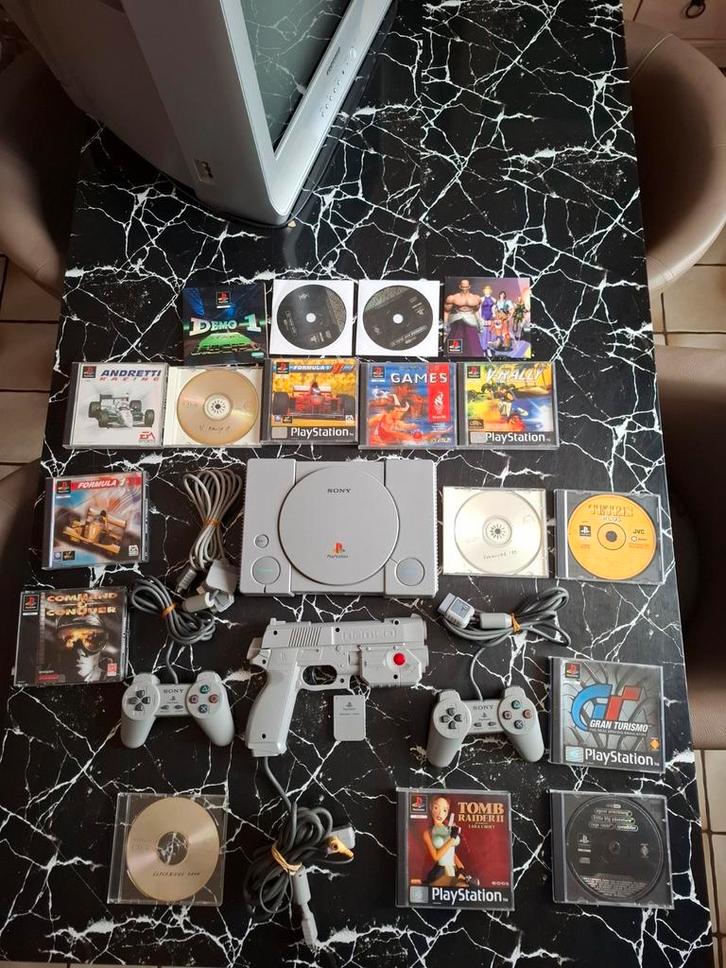 Sony PlayStation 1-console + 12 games + pistool + 2 controll, Games en Spelcomputers, Games | Sony PlayStation 1, Zo goed als nieuw