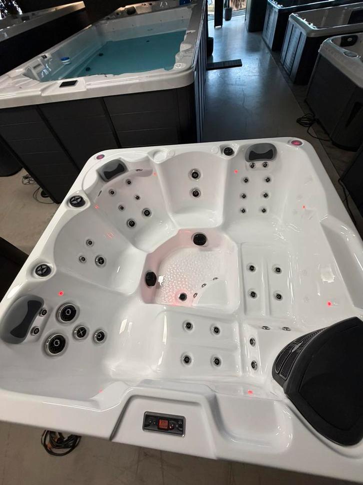 Offre sur le modèle Jacuzzi Show DISPONIBLE IMMÉDIATEMENT !, Jardin & Terrasse, Bains à remous et Spas, Comme neuf, Pompe, Enlèvement