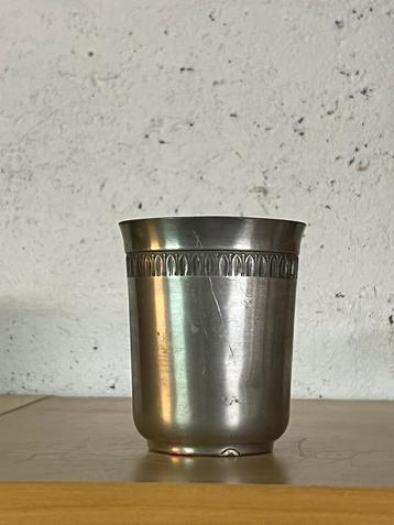 Beker zuiver tin beschikbaar voor biedingen