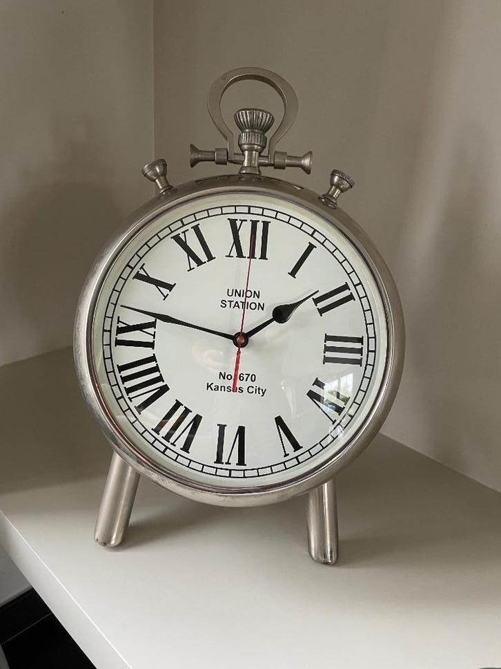 Grote klok op staander chroom vernikkeld hoogte 45cm, Huis en Inrichting, Woonaccessoires | Klokken, Zo goed als nieuw, Wekker of Tafelklok