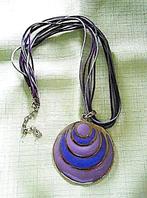 Collier fantaisie....pendentif sur lacets, Enlèvement ou Envoi, Neuf, Violet
