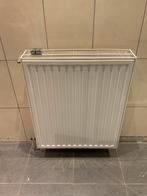 Radiator met thermosttaatkraan en ophanghaken, Doe-het-zelf en Bouw, Verwarming en Radiatoren, Ophalen of Verzenden, Zo goed als nieuw