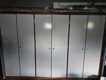 Degelijke witte kast beschikbaar voor biedingen