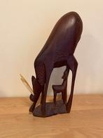 Sculpture en bois d'antilope allaitant son petit, Enlèvement ou Envoi