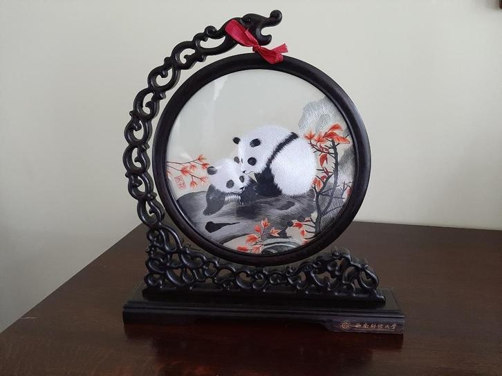 broderie panda in houten kader, Antiek en Kunst, Curiosa en Brocante, Ophalen