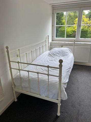 Vintage wit Ikea bed / bank inclusief lattenbodem matras beschikbaar voor biedingen