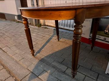 Mooie ovale kersentafel beschikbaar voor biedingen