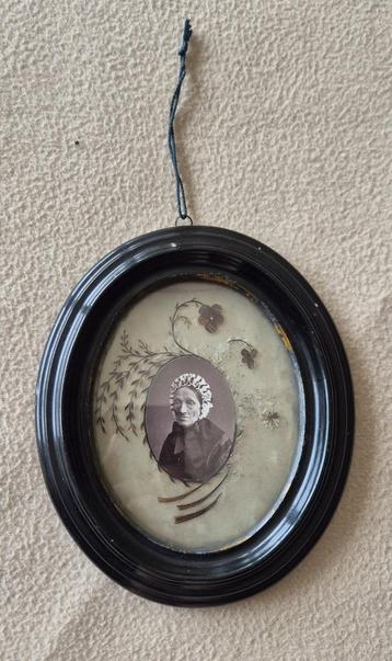 Vintage Memento Mori ovale kader met haar van overledene beschikbaar voor biedingen