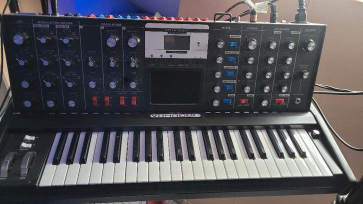 Moog voyager electric blue Edition, Muziek en Instrumenten, Synthesizers, Zo goed als nieuw, Met midi-aansluiting, Ophalen