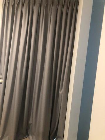 Geblindeerde gordijnen beschikbaar voor biedingen