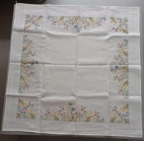 Tafelkleedje : veldbloemen, Huis en Inrichting, Tafelkleden, Nieuw, Vierkant, Ophalen of Verzenden