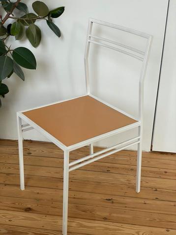 Witte design stoel beschikbaar voor biedingen