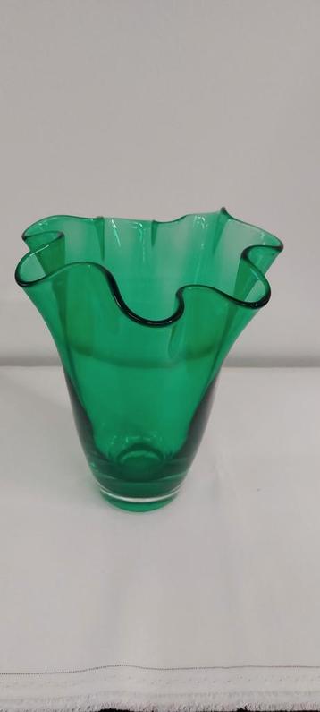 Vintage groene glazen 'zakdoek' vaas beschikbaar voor biedingen