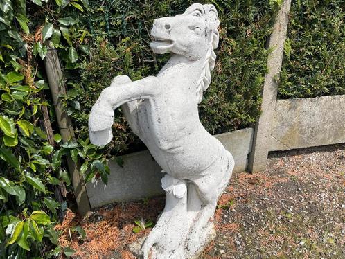 Stijgerend Ferrari paard in Witsteen 125cm, Tuin en Terras, Tuinbeelden, Gebruikt, Dierenbeeld, Steen, Ophalen of Verzenden