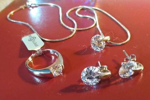 ketting oorringen en ring ongedragen NIEUW, Handtassen en Accessoires, Kettingen, Nieuw, Ophalen of Verzenden