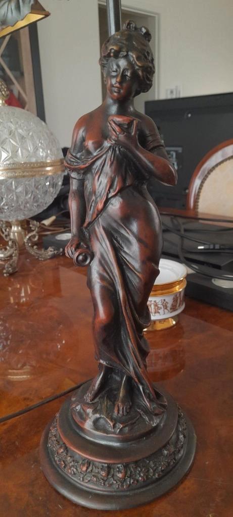 Prachtige antieke romantische smeedijzeren lamp en vrouwenbe, Antiek en Kunst, Antiek | Verlichting, Ophalen