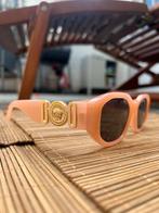 Versace zonnebril zalm kleur, Handtassen en Accessoires, Zonnebrillen en Brillen | Dames, Nieuw, Overige merken, Ophalen of Verzenden