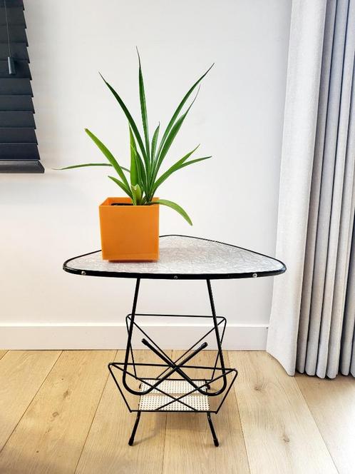 Vintage krantenhouder of bijzettafel met driehoekig bovenbla, Huis en Inrichting, Woonaccessoires | Krantenbakken en Lectuurbakken