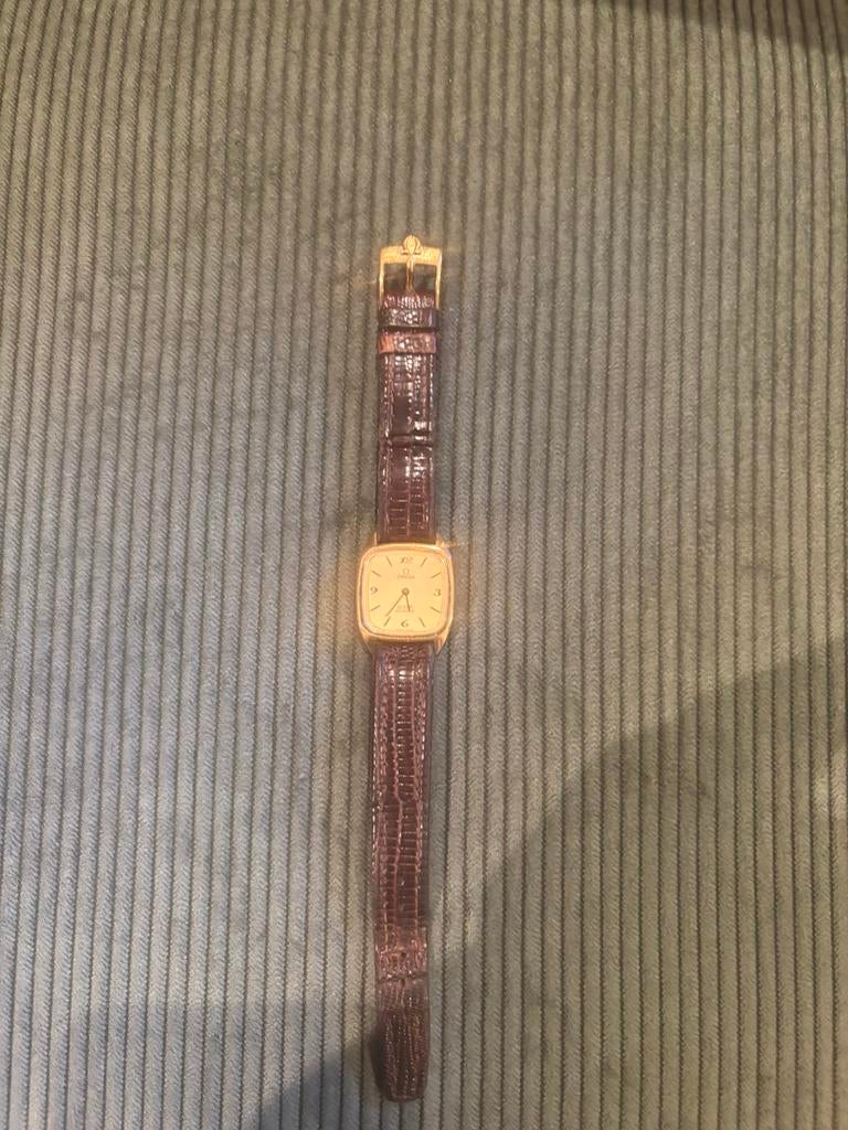 Montre-bracelet en cuir doré Omega De Ville 1417, Bijoux, Sacs & Beauté, Montres | Femmes, Comme neuf, Montre-bracelet, Enlèvement ou Envoi