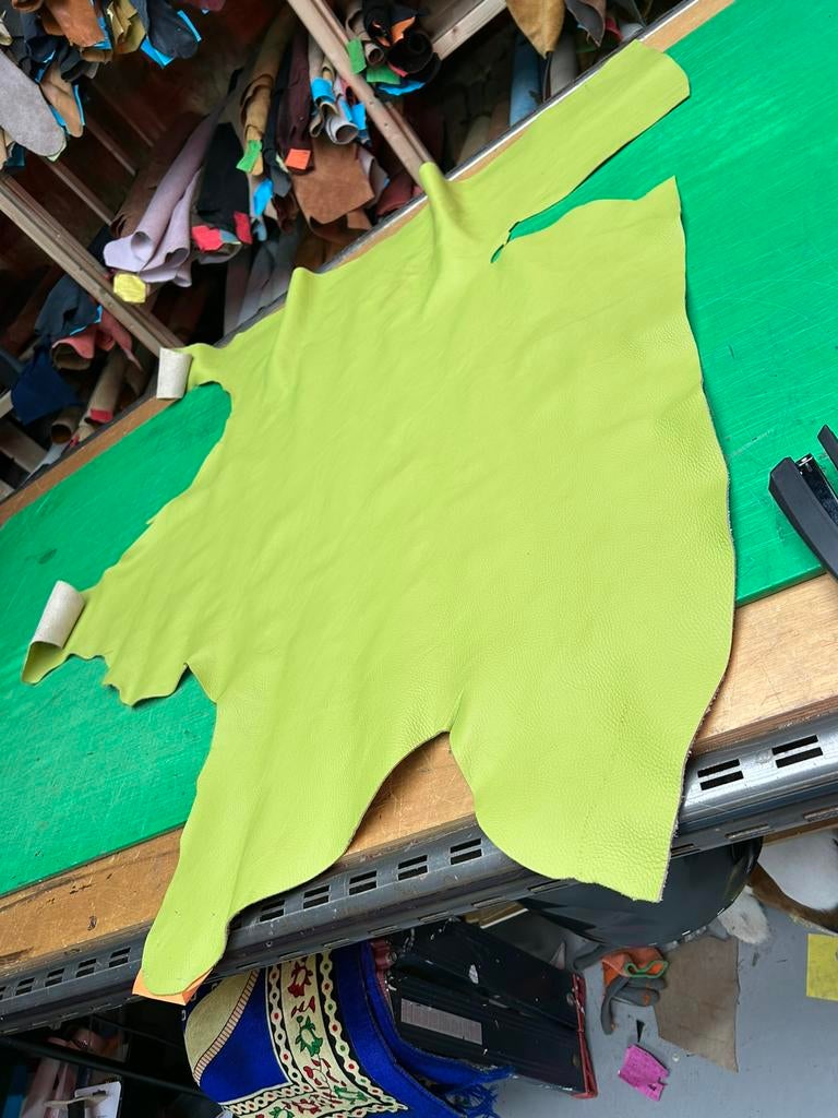 Pistache kleur leer lap 1.5 mm dikte soepel A-62, Ophalen of Verzenden, Zo goed als nieuw