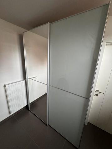 Zeer grote en stevige kleerkast met mat glas en spiegel beschikbaar voor biedingen
