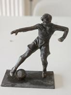 Art Deco sculptuur van een Voetballer die een bal trapt, Antiek en Kunst, Ophalen of Verzenden