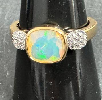 Prachtige vergulde sterling zilveren ring met opaal beschikbaar voor biedingen
