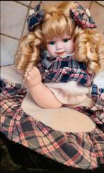 POUPÉE EN PORCELAINE