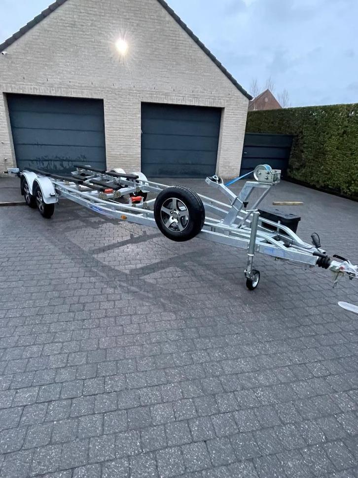 TE HUUR boottrailers, Watersport en Boten, Boottrailers, Gebruikt, Verstelbare verlichting, Geremd, Dubbelassig (tandemas), Met rollen