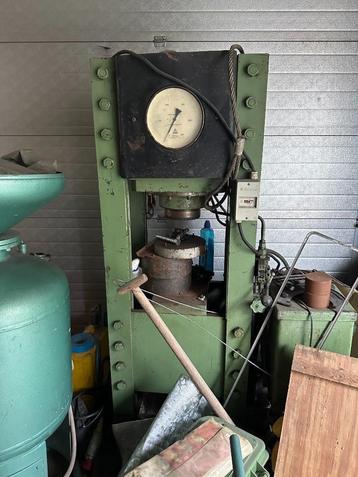 Zware hydraulische pers – ca. 100 ton – industrieel model beschikbaar voor biedingen