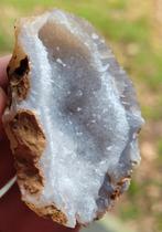 Blauwe Chalcedoon kwarts geode uit Brazilië (2), Ophalen of Verzenden, Mineraal