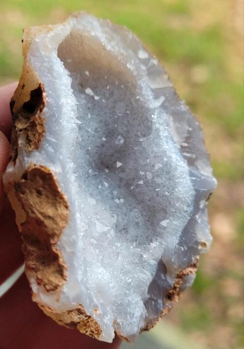 Blauwe Chalcedoon kwarts geode uit Brazilië (2), Verzamelen, Mineralen en Fossielen, Mineraal, Ophalen of Verzenden