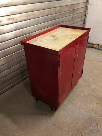 Ancienne desserte garage 81/46/92  beschikbaar voor biedingen