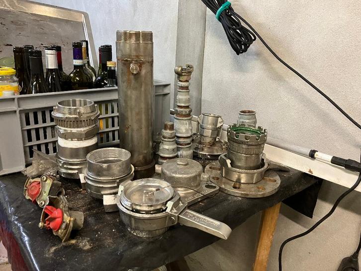 Koppelingen voor op containers, Auto-onderdelen, Vrachtwagen-onderdelen, Klein materiaal, Gebruikt, Ophalen