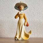 Porseleinen beeldje vrouw met hoed, Verzamelen, Beelden en Beeldjes, Ophalen of Verzenden, Zo goed als nieuw