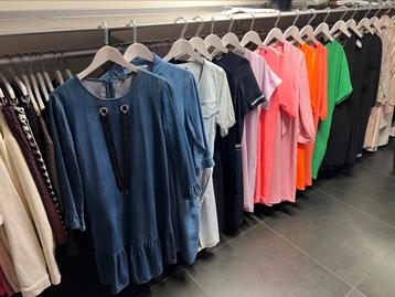 Nieuw en zo goed als nieuwe dameskledij 36-38-40 beschikbaar voor biedingen