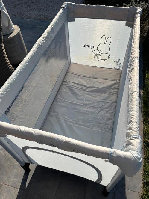 Compact verstelbaar reisbedje met extra matras en lakenset, Kinderen en Baby's, Babywiegjes en Ledikanten, Zo goed als nieuw, Reisbedje