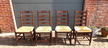 Houten stoelen met rieten zitting beschikbaar voor biedingen