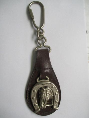 Sleutelhanger in leder  hoefijzer met paardenkop  beschikbaar voor biedingen