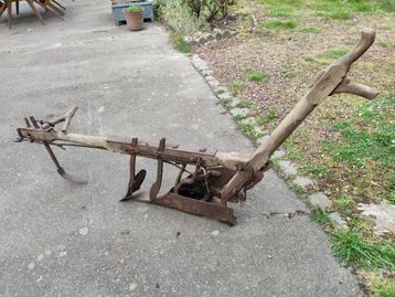 Ancienne charrue en bois, Enlèvement