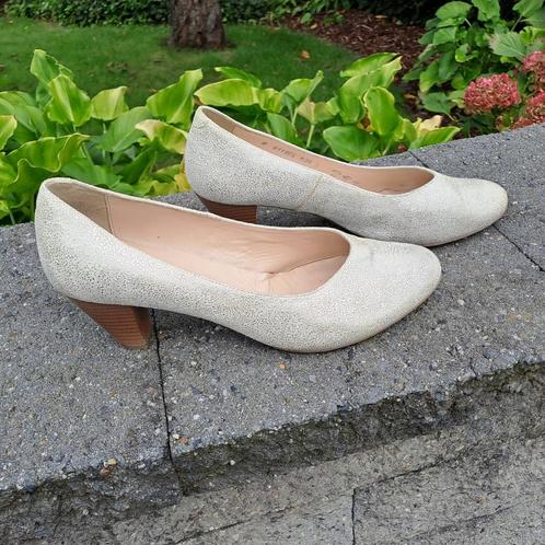 zeer mooie pumps van Belluga, M 41, Kleding | Dames, Schoenen, Zo goed als nieuw, Pumps, Beige, Ophalen of Verzenden