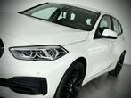 BMW 1 Serie 118 i SPORT-1ERPRO-GPS-CARPLAY-SHADOWLINE-JANTES, Auto's, BMW, Gebruikt, Wit, Bedrijf, 5 deurs