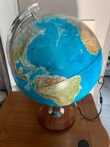 Globe terrestre lumineux (pied en bois, armature en fer), Enlèvement ou Envoi, Lumineux, Comme neuf