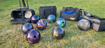 8 Bowlingballen met 4 tassen beschikbaar voor biedingen
