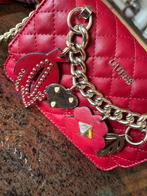 GUESS rode handtas met kettingen en gouden accenten, Handtassen en Accessoires, Tassen | Damestassen, Handtas, Ophalen of Verzenden