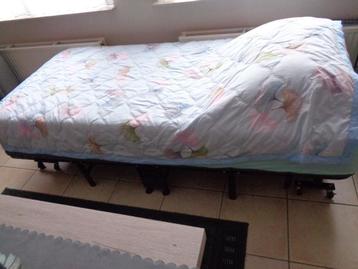 zware uitvoering logeerbed+23 cm matras nieuwstaat!!! beschikbaar voor biedingen