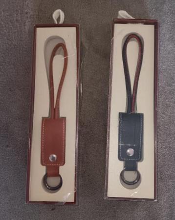 Porte clé en simili avec poignée et chargeur USB beschikbaar voor biedingen