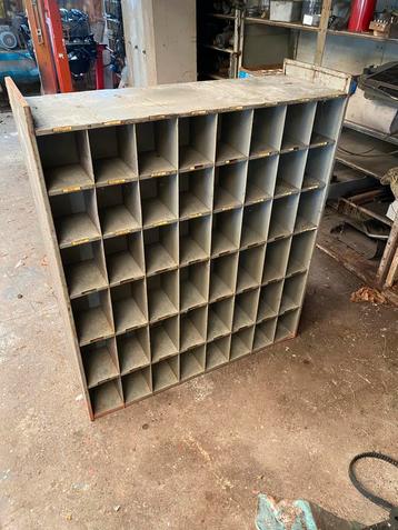 Vintage metalen postsorteer rek  beschikbaar voor biedingen