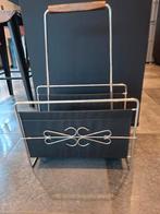 Krantenhouder van kunstleer en verchroomd metaal., Huis en Inrichting, Ophalen